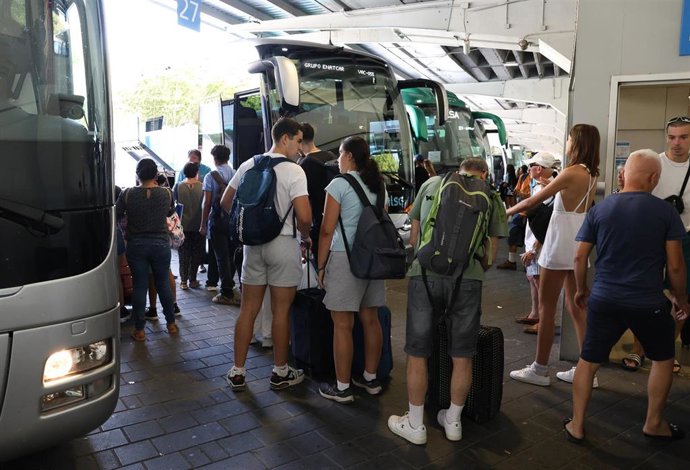 Archivo - Varias personas esperan para subirse a un autobús en la estación de autobuses de Méndez Álvaro, a 2 de agosto de 2024, en Madrid (España).