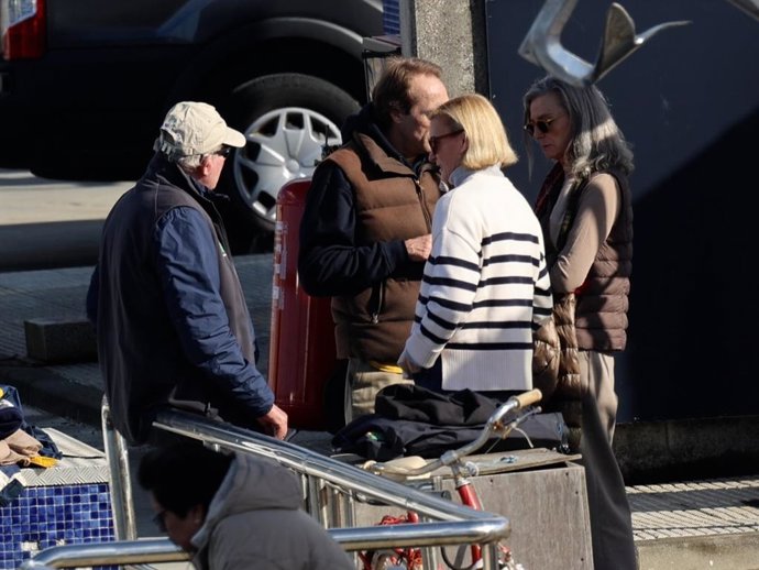 DON JUAN CARLOS JUNTO A SUS SOBRINOS, ALFONSO Y MARÍA ZURITA, EN SANXENXO