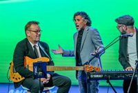 Arcángel deleita con su cante al plenario del Congreso andaluz del PP