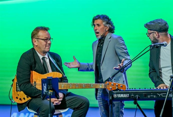 El cantaor flamenco Arcángel, durante su actuación en el 17 Congreso del PP andaluz, que se celebra este fin de semana en Sevilla