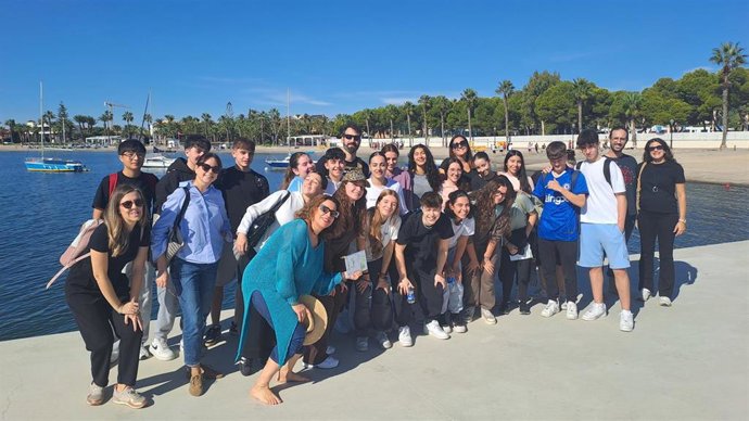 Un total de 35 alumnos de Secundaria y Bachiller del IES Ortega y Rubio de Mula, que participaron en el taller del programa Life Transfer, posan en Los Alcázares.