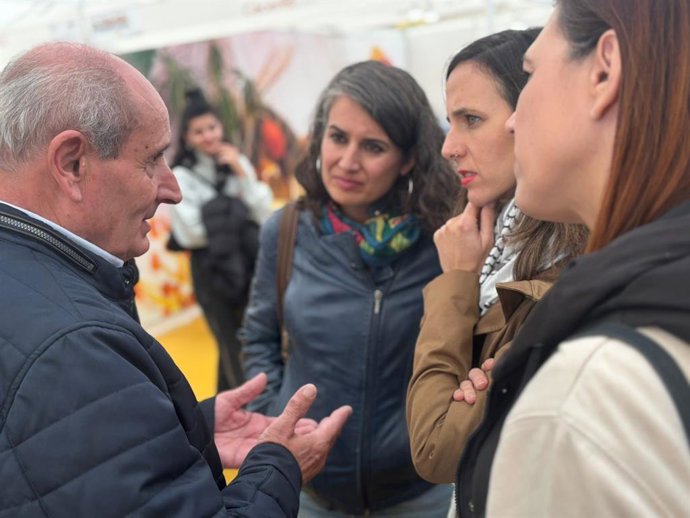 A secretária-geral do Podemos, Ione Belarra, e a porta-voz do Unidas por Extremadura, Irene de Miguel, durante sua visita à 11ª edição da Feira Internacional de Apicultura e Turismo de Las Hurdes, no recinto da feira em Caminomorisco (Cáceres).