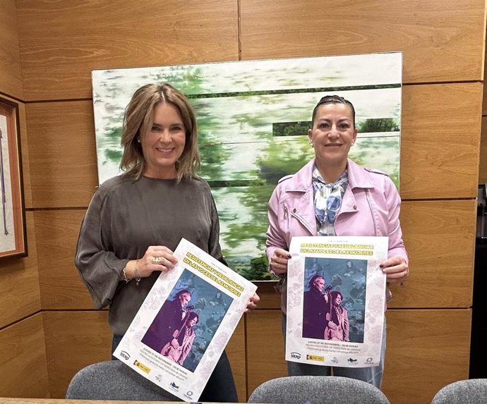 La edil de Igualdad, Eva Iglesias, junto a Teresa Álvarez, concejala de IU del Ayuntamiento de Siero.