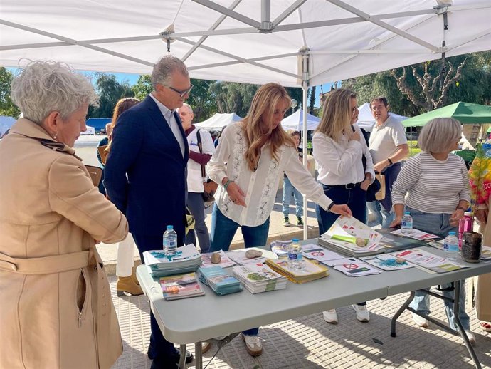 La pedanía murciana de El Palmar celebró hoy su II Feria de Salud en la que se incidió en el fomento de hábitos saludables, la formación de la población y se hizo un llamamiento a la donación de médula ósea