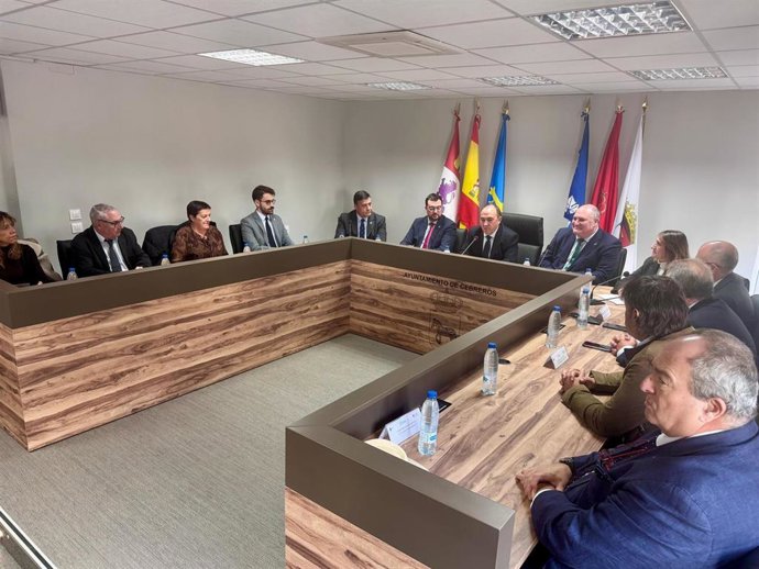 El presidente de la Diputación, Carlos García; el presidente del Principado de Asturias, Adrián Barbón; la consejera de Educación de la Junta de Castilla y León, Rocío Lucas; el alcalde de Cebreros; Pedro José Muñoz; y el alcalde de Vegadeo, César Álvarez