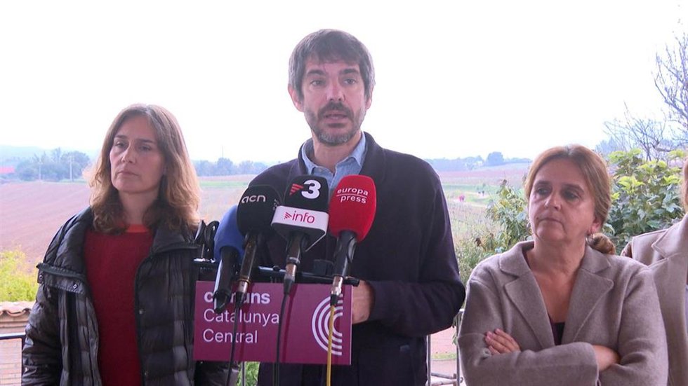 EL ministro de Cultura, Ernest Urtasun, junto a la presidenta de los Comuns en el Parlament, Jéssica Albiach, y la coordinadora de los comuns Gemma Tarafa