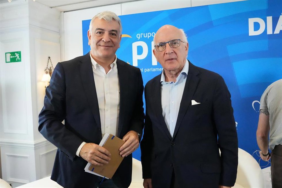El exeurodiputado del PP, Javier Zarzalejos (d), y el presidente del PP vasco, Javier de Andrés (i), durante la clausura de la jornada 'Diálogos Europeos', en el Hotel de Londres, a 8 de noviembre de 2025, en San Sebastián, Gipuzkoa