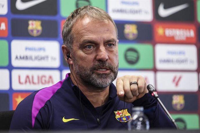 Hansi Flick, técnico do FC Barcelona, participa de sua coletiva de imprensa durante o dia de treinamento do FC Barcelona antes da partida de futebol da Liga Espanhola, La Liga EA Sports, contra o Elche CF na Ciudad Esportiva Joan Gamper em 01 de novembro 