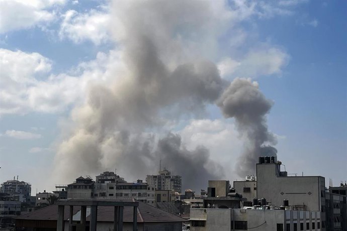 Archivo - Imagen de archivo de un bombardeo sobre Gaza.