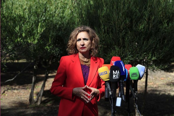 La vicepresidenta primera del Gobierno y ministra de Hacienda, María Jesús Montero, atiende a los medios antes de presidir el acto de firma de declaraciones institucionales de compromiso con la Mancomunidad del Campo de Gibraltar. A 31 de octubre de 2025,