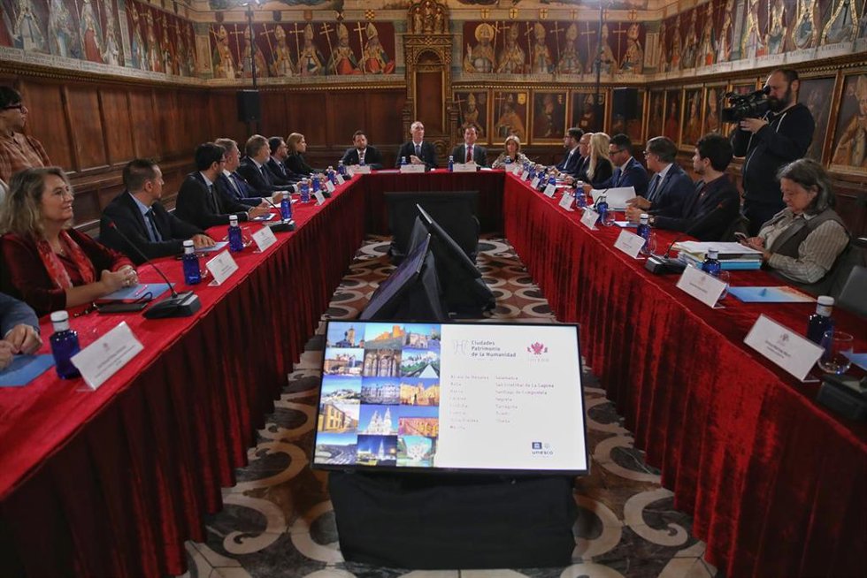 El presidente del  Grupo de Ciudades Patrimonio de la Humanidad (GCPH), José Mazarías,  y el alcalde de Toledo, Carlos Velázquez, presiden la Asamblea de las Ciudades Patrimonio de la Humanidad en la Catedral Primada, a 8 de noviembre de 2025, en Toledo