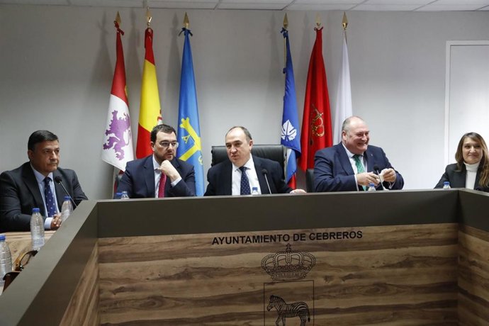 El presidente de la diputación de Ávila, Carlos García; el presidente del Principado de Asturias, Adrián Barbón; el alcalde de Cebreros, Pedro Muñoz; el alcalde de Vegadeo, César Álvarez; y la consejera de Educación de CyL, María Rocío de Lucas