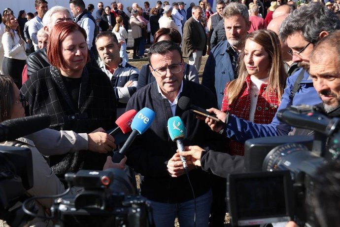El secretario general del PSOE de Extremadura, Miguel Ángel Gallardo, atiende a los medios durante su visita a la Feria de Apicultura de las Hurdes