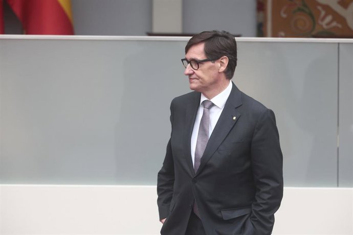 El presidente de la Generalitat, Salvador Illa durante el acto solemne de homenaje a la bandera nacional y desfile militar por el 12 de octubre, Día de la Hispanidad, en la Plaza de Cánovas del Castillo, a 12 de octubre de 2025, en Madrid (España). Los ac
