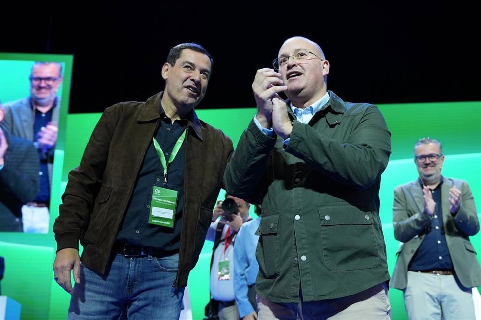 El presidente de la Junta de Andalucía, Juanma Moreno y el secretario general del PP, Miguel Tellado, durante el congreso del PP-A. A 8 de noviembre de 2025. Segunda jornada del XVII Congreso del PP-A, que incluye las intervenciones de los presidentes