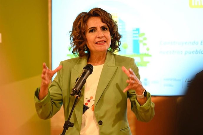 Archivo - La vicepresidenta primera del Gobierno y secretaria general del PSOE-A, María Jesús Montero, atiende a los medios en Jaén.