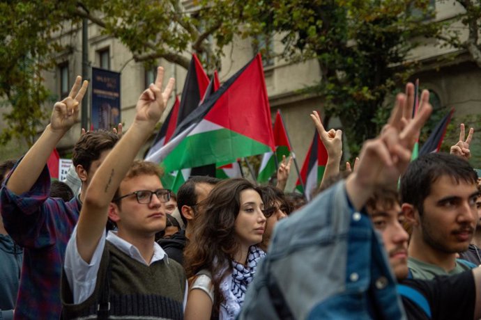 Archivo - October 5, 2025, Istanbul, Istanbul, Turkey: Activists gathered for a pro-Palestine march organized by the Palestine Action Committee, walking from Ataturk Cultural Center to Dolmabahce. Held as part of an international call for solidarity, the 