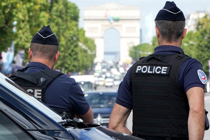 Archivo - Imagen de archivo de agentes de la Policía de Francia en los Campos Elíseos.