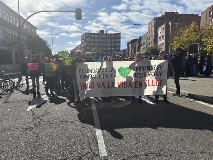 Más de un centenar de vecinos de Las Delicias protestan en Valladolid por el "abandono de la sanidad pública"