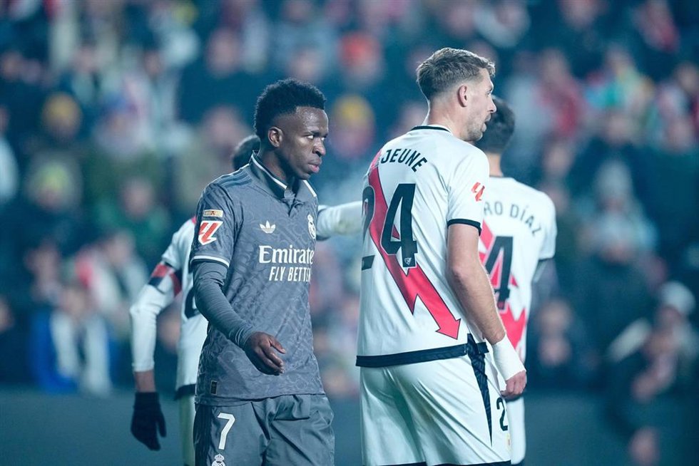 Archivo - El delantero brasileño Vinícius Júnior (Real Madrid), ante el Rayo Vallecano en LaLiga EA Sports 2024-25.