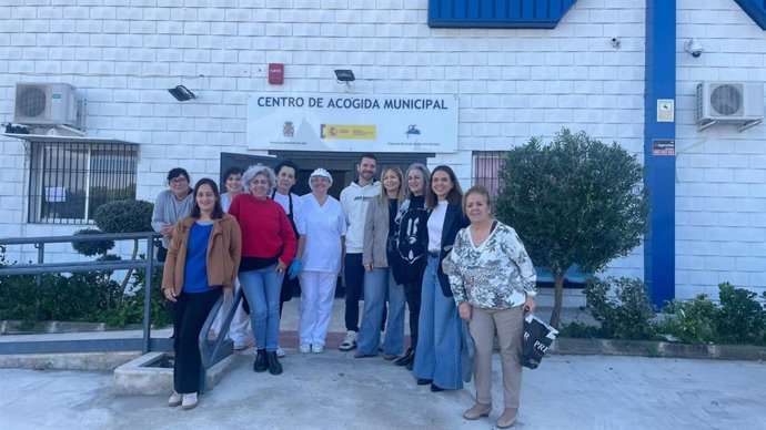 Foto de familia de los trabajadores del Centro de Acogida Municipal de Jaén.