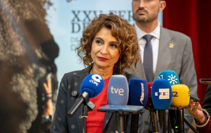 La vicepresidenta primera del Gobierno y ministra de Hacienda, María Jesús Montero, atiende a los medios en Villanueva de Córdoba tras visitar la Feria del Jamón de Los Pedroches