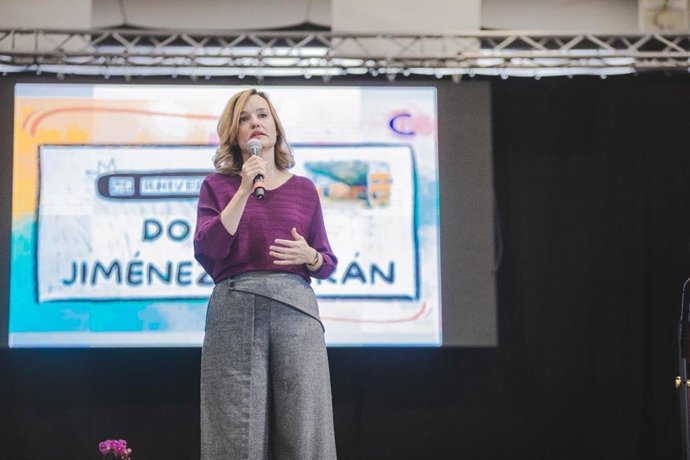 La ministra de Educación, Pilar Alegría, en un momento de su intervención en el acto por el 25 aniversario del CEIP Domingo Jiménez Beltrán de Calatorao (Zaragoza).