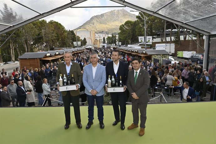 El presidente de la Diputación de Jaén, Francisco Reyes, el presidente ejecutivo de Europa Press, Asís Martín de Cabiedes, el periodista Javier Ruiz, y el alcalde de Martos, Emilio Torres en la Fiesta del Primer Aceite de Jaén.