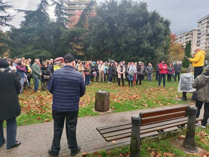 Un centenar de personas se concentran en Laredo para defender un modelo urbano "más verde, participativo y sostenible"