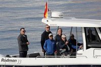 Juan Carlos I sale a navegar en Sanxenxo (Pontevedra) a pesar de la falta de viento y tras publicarse sus memorias