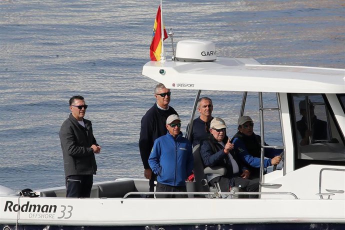 AMP2.-Juan Carlos I sale a navegar en Sanxenxo (Pontevedra) a pesar de la falta de viento y tras publicarse sus memorias