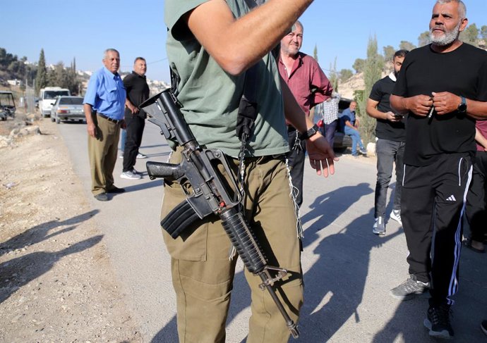 November 3, 2025, Hebron, West Bank, Palestinian Territory: The Israeli army intervenes with tear gas and sound bombs against Palestinian farmers trying to access their own land in the al-Jalatiya area of Idhna, west of Hebron in the West Bank. Soldiers d