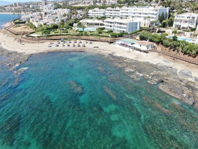 Vista de una playa en el litoral de la ciudad malagueña de Mijas.