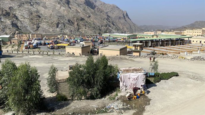 TORKHAM, Oct. 14, 2025  -- Trucks remain stalled at the Pakistan-Afghanistan Torkham border, amid cross-border clashes in northwest Pakistan's Torkham, Oct. 13, 2025. Pakistan and Afghanistan clashed in the border area from late Saturday to early Sunday. 