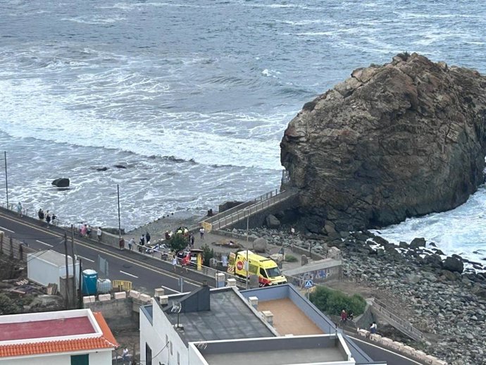 Sucesos.- Seis heridos tras sufrir un golpe del mar en la costa de Santa Cruz de Tenerife