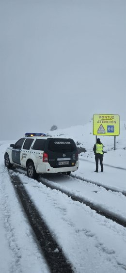 Un agente de la Guardia Civil en el puerto de Belagua.