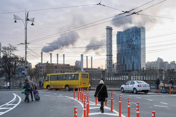 Archivo - December 26, 2024, Kyiv, Ukraine: A view of thermal power plants next to a commercial building damaged by a Russian missile attack in Kyiv, Ukraine.