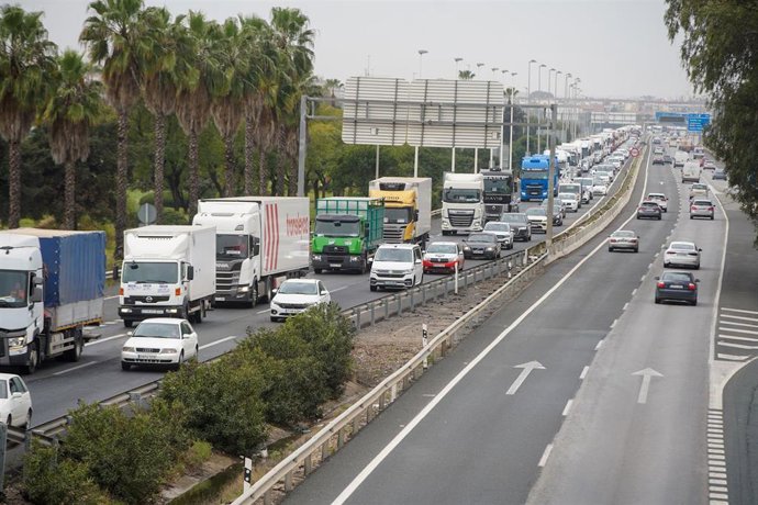 Archivo - Una gran cantidad de camiones han realizado una marcha lenta por la carretera S-30, como señal de protesta por sus malas condiciones laborales a 17 de marzo del 2022 en Sevilla (Andalucía, España)