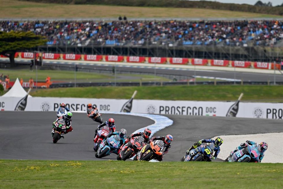 Diogo Moreira echa cuentas por el título con la 'pole' de Moto2.
