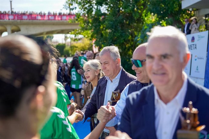 Imagen del alcalde de Sevilla, José Luis Sanz, en la entrega de premios en la Regata Sevilla-Betis.