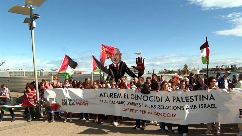 Una concentración en el Puerto de Valncia exige el fin del tránsito de armas y combustible a Israel de los "barcos de la muerte"