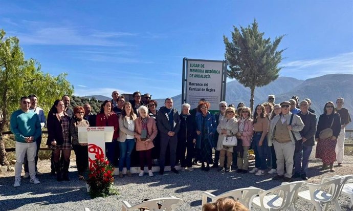 El acto en el barranco del Carrizal de Órgiva para recordar a las víctimas del franquismo.