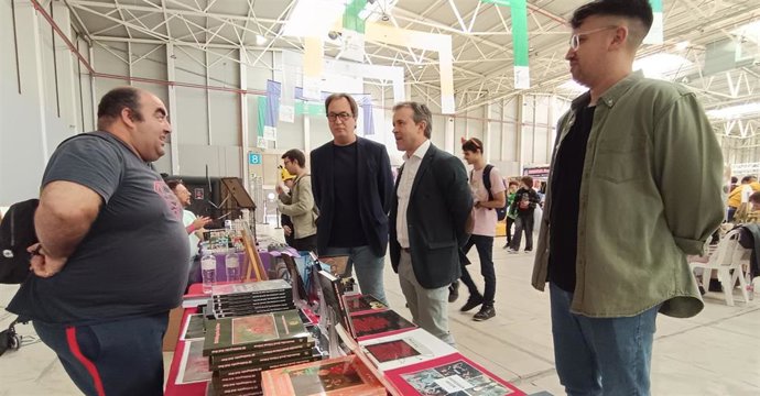 El alcalde de Jaén, Julio Millán, junto al concejal de Juventud del Ayuntamiento de Jaén, José Manuel Higueras en el 'Mangafest' Jaén.