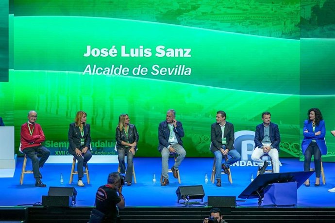 Los siete alcaldes de capitales de provincia del PP-A, estes sábado durante la mesa redonda que han protagonizado en el XVII Congreso Autonómico de este partido.