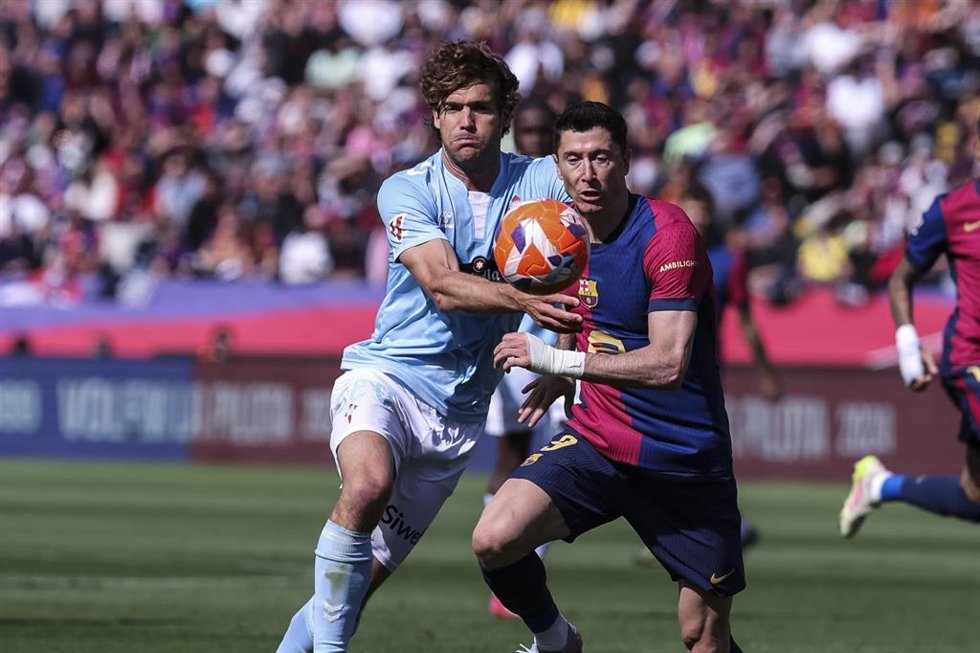 Archivo - Robert Lewandowski y Marcos Alonso pugnando por un balón en el último Bara-Celta