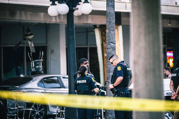La Policia de Tampa (Florida) acordona un atropellament múltiple en el bar Bradley's, a 8 de novembre de 2025 