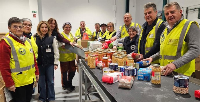 Voluntarios del Banco de Alimentos de Navarra clasificando los productos recolectados en la Gran Recogida de Alimentos 2025.