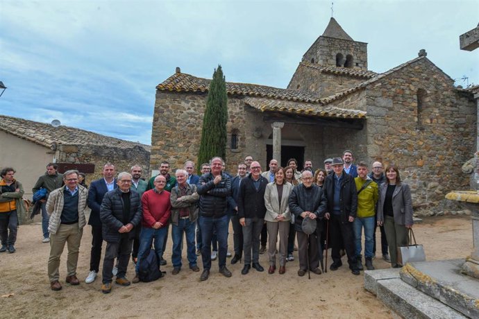 La consellera Sílvia Paneque con autoridades y representantes del Manifest de les Gavarres