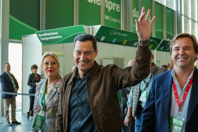 El presidente de la Junta de Andalucía, Juanma Moreno a su llegada al XVII congreso del PP-A. A 8 de noviembre de 2025. Sevilla, Andalucía (España).
