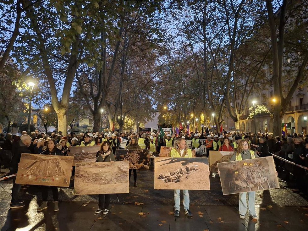 Manifestación en Pamplona para reclamar el derribo del Monumento a los Caídos.